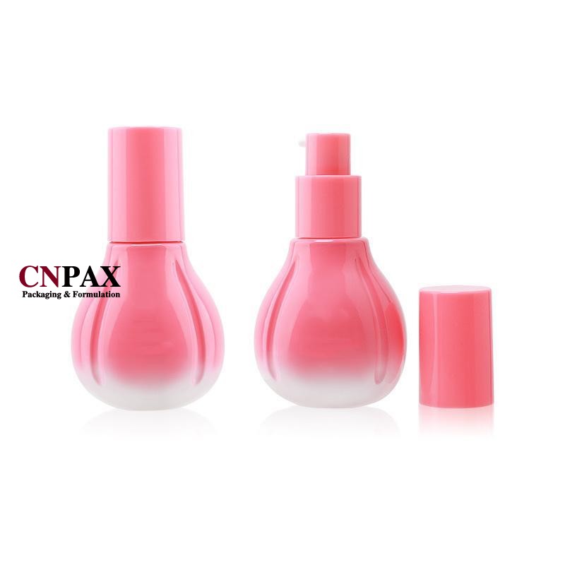 Présentation des bouteilles en verre élégantes et fonctionnelles en forme de pétale rose de 30 ml avec distributeur à pompe et surbouchon.